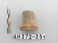 藏品(灰褐色夾砂陶鈕)的圖片